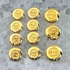 LARGE Authentic CHANEL Vintage 1980s Gold CC Logo Buttons